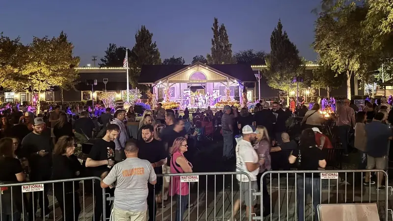 Evening crowd in front of the lit gazebo at the Frankforter Oktoberfest